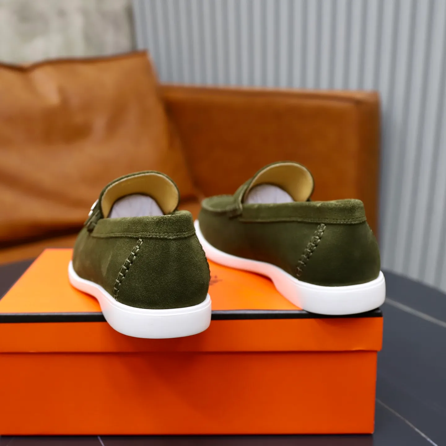 Ex-factory price: 540💰Hermès/Hermès slip-on men's shoes. This shoe is made of imported cow suede leather, with simple and smooth lines, and a 3CM rubber foam ultra-light sole combined with aerodynamic design! Youthful and fashionable, H button decoration, contrasting leather embellishment on the heel, calf lining to gently wrap your feet, with embossed logo cowhide feet, leather rock strips, casual and urban style, highlighting youthful vitality, sports and leisure version, super versatile Size number: 38-39-40-41-42-43-44 Standard leather shoe size (45 can be customized but does not support returns)